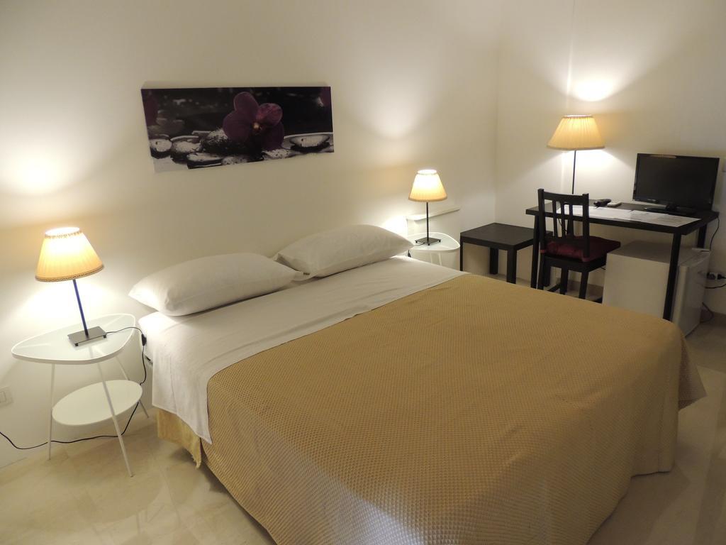 Domus Taranto Unica Sede Hotel Стая снимка