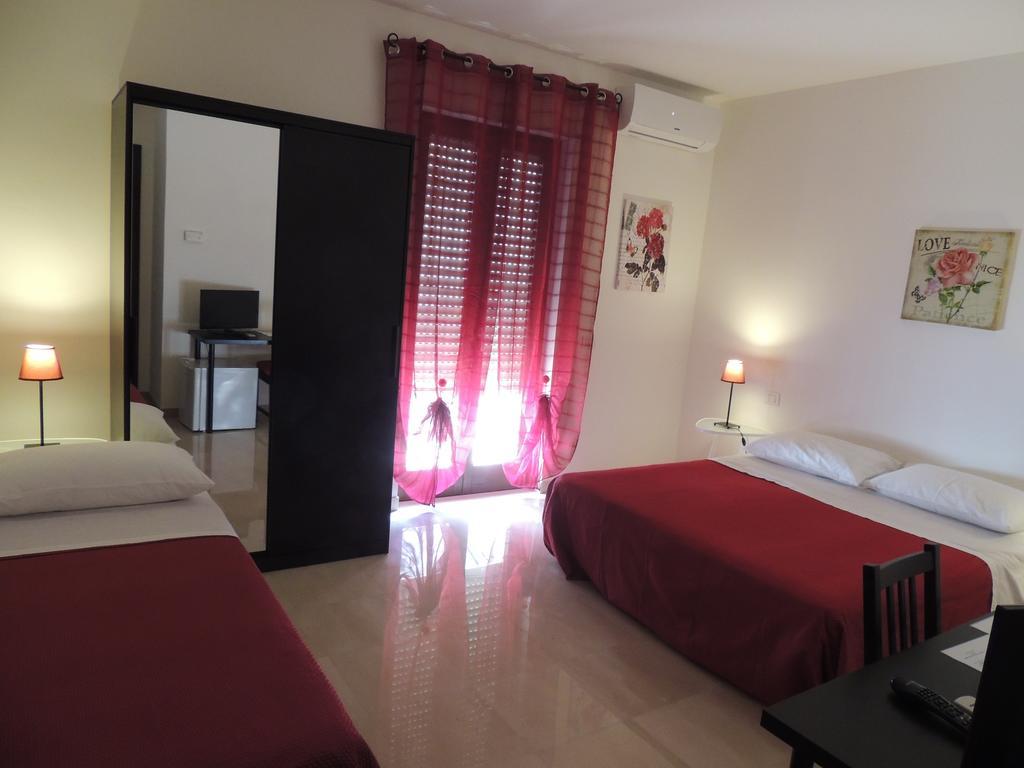 Domus Taranto Unica Sede Hotel Стая снимка