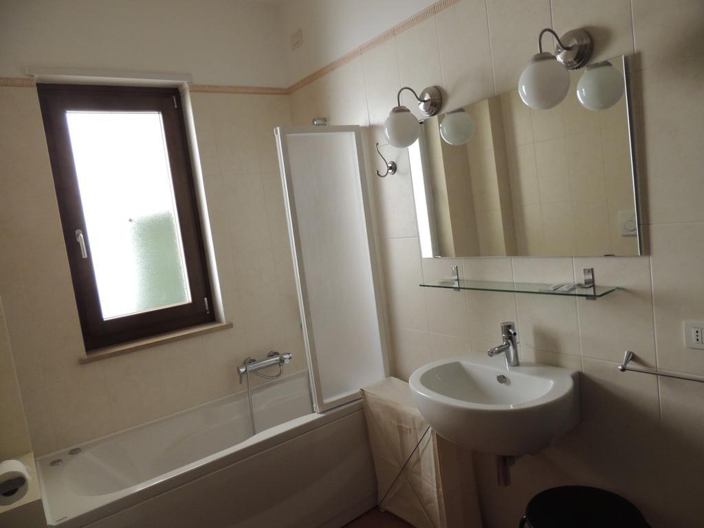 Domus Taranto Unica Sede Hotel Стая снимка