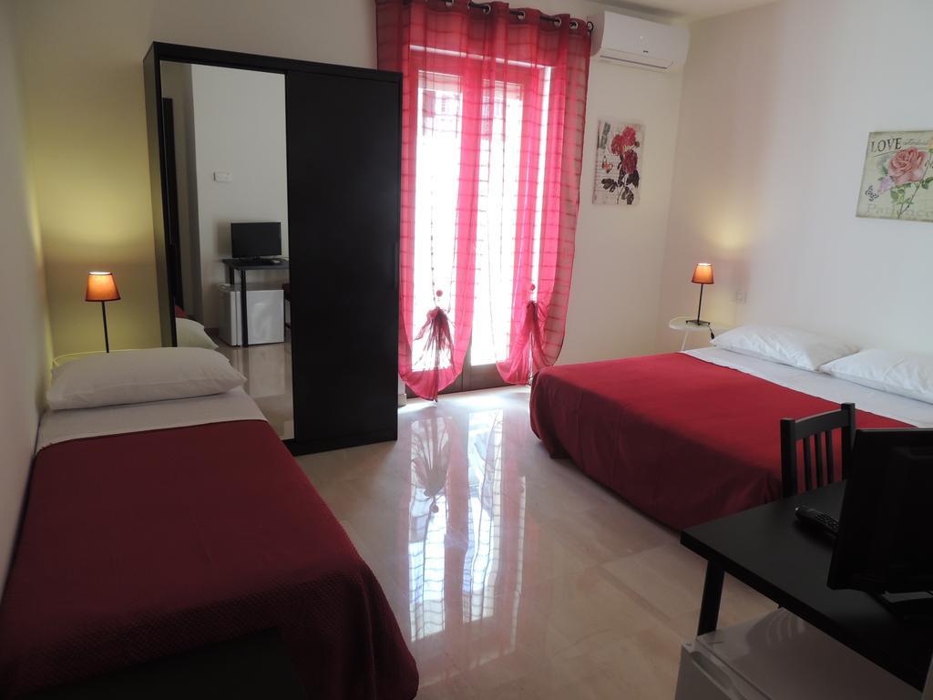 Domus Taranto Unica Sede Hotel Стая снимка